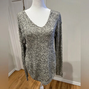 Women's Black & White Long Sleeve V Neck Knit Sweater Size Medium